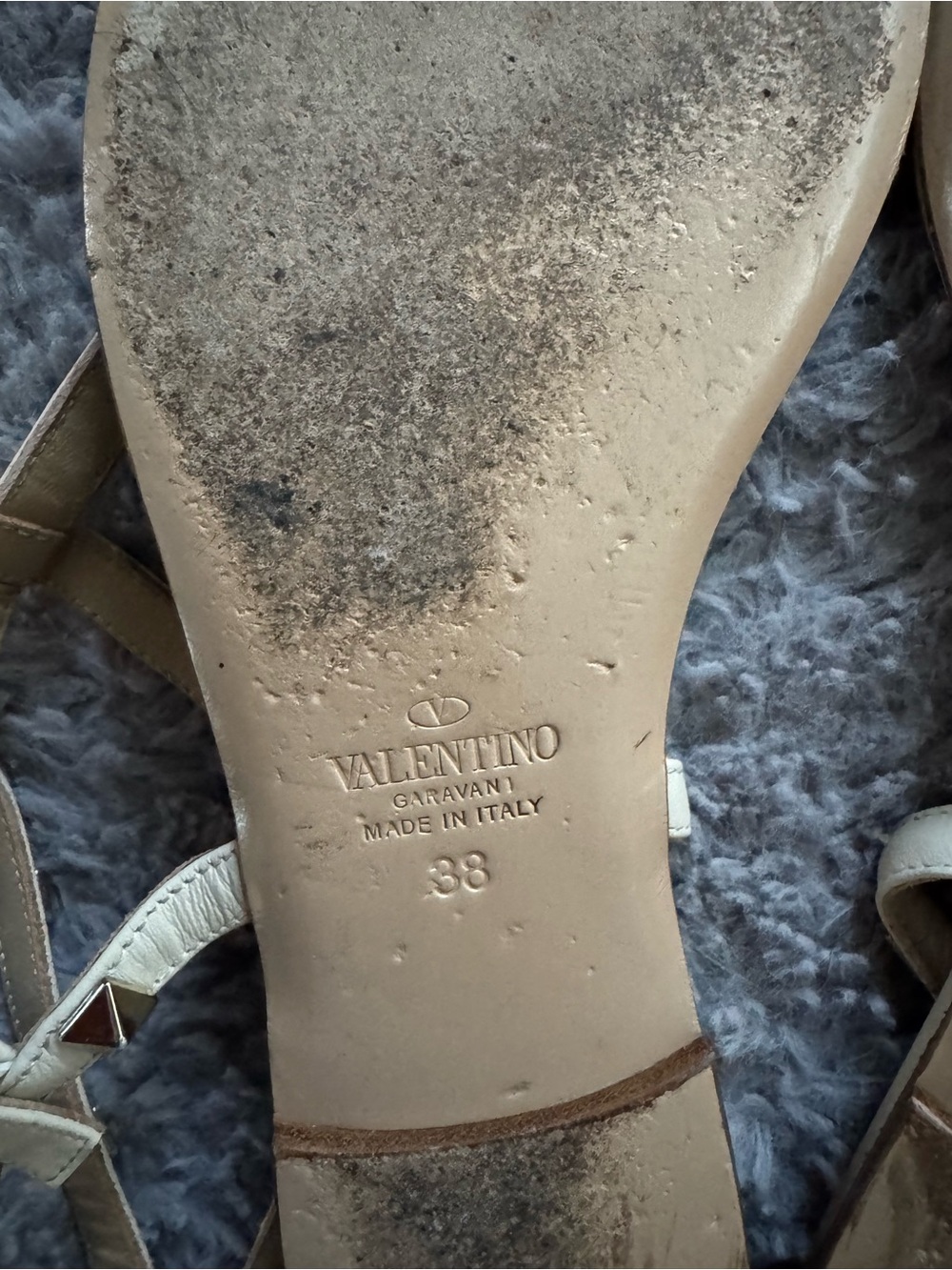 VALENTINO GARAVANI Rockstud Cream Strappy Flat Sandals Size 38 (7) - Picture 4 of 10